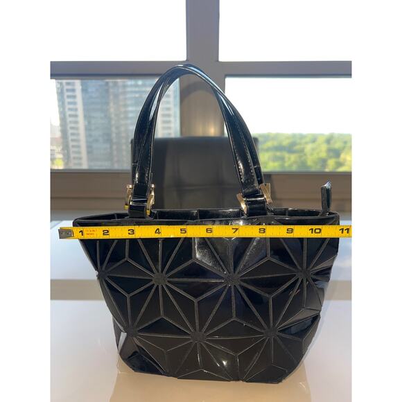 Medium Size Geometric Design Black - Picture 12 of 16